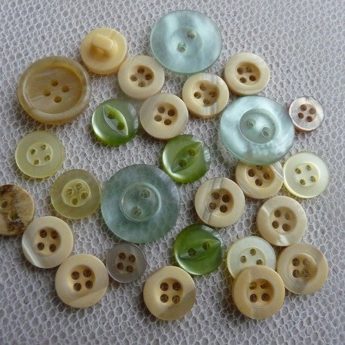 Lot de boutons ronds plats verts, tailles differentes