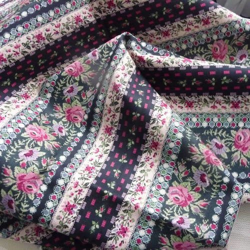 Magnifique  coupon de tissu fleuri japonais, fond bleu marine - 