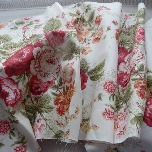 Joli coupon de tissu japonais fleuri, en coton, fond jaune pale 
