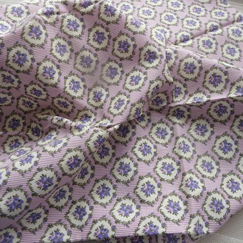 Coupon de tissu, fond fines rayures, motifs fleurs, tons mauves