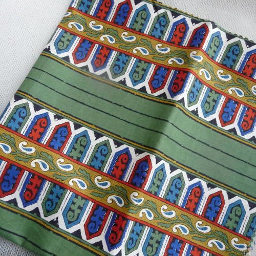 Coupon de tissu provencal "souleiado", couleur vert kaki avec motifs geometriques colores 