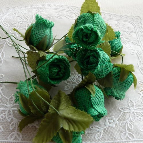 10 roses en tissu couleur vert  avec feuillage vert tendre