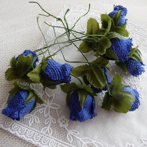 Fleurs en tissu : bouquet de 10 roses en tissu couleur bleue  avec feuillage vert tendre