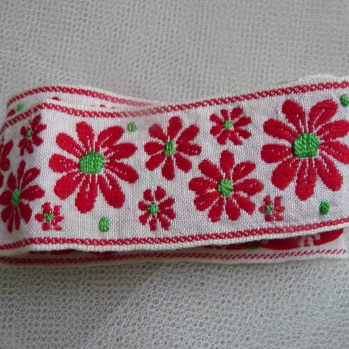 Galon fleuri brode - fond blanc, fleurs rouges