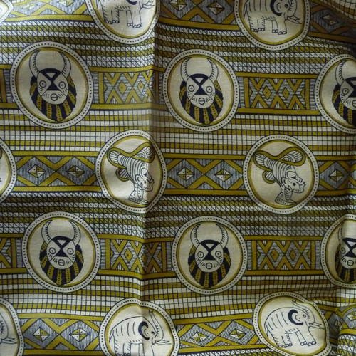 Coupon de tissu africain, fond ocre et marron clair,  motifs medaillons 