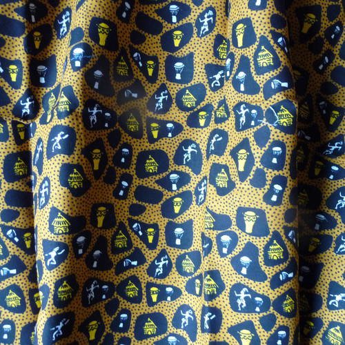 Tres beau coupon de tissu africain, fond marron a pois, motifs tribaux 