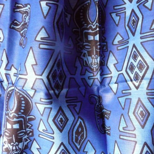 Joli tissu africain, fond bleu avec masques et motifs geometriques 