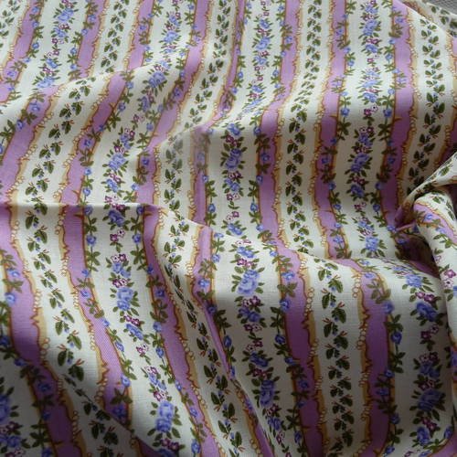 Tissu fleuri - tres joli coupon de tissu fantaisie, fond ecru avec frises, motifs fleurs, tons mauves 