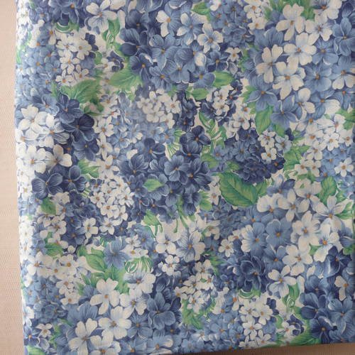 Tissu fleuri en coton motifs imprimes hortensias bleus et blancs 