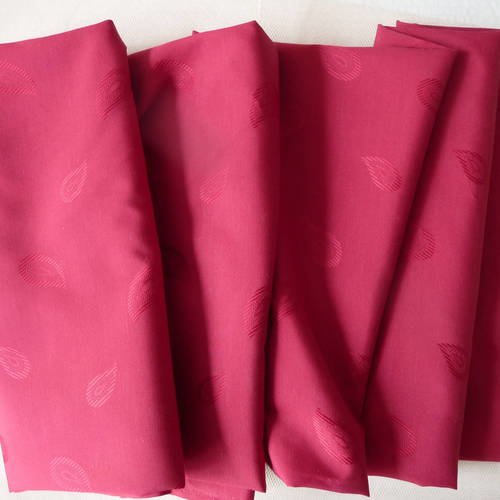 Coupon de tissu coton uni couleur grenat avec motif feuilles ton sur ton 
