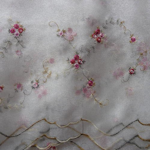 Chute de tissu organza avec broderies fleurettes roses et blanches 