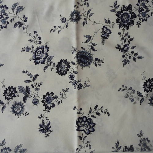Tissu fleuri - coupon de tissu fond blanc casse avec impressions fleurs bleu marine 