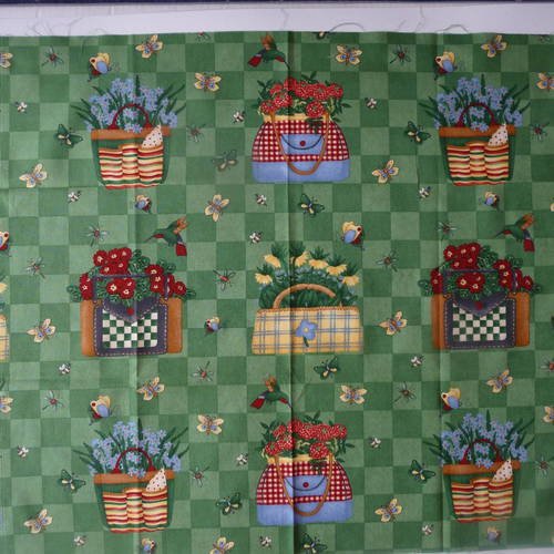 Petit coupon de tissu fantaisie, fond a damiers verts avec impression paniers fleuris