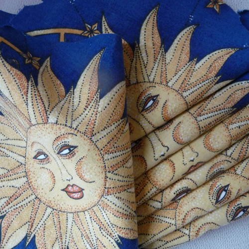 Chutes tissu bleu motifs soleil et lune - fond bleu avec motifs jaunes