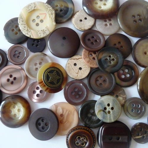 Lot de 35 boutons ronds, marron, en plastique - unis ou aspect marbre - tons clairs et fonces - tailles variees 