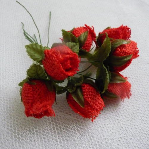 Fleurs en tissu : bouquet de 7 roses en tissu couleur rouge avec feuillage vert tendre 