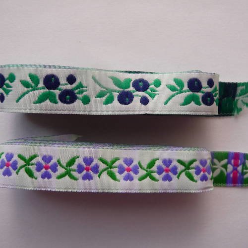 Deux galons fantaisie brodes fond blanc - motifs olives violettes et fleurs mauves