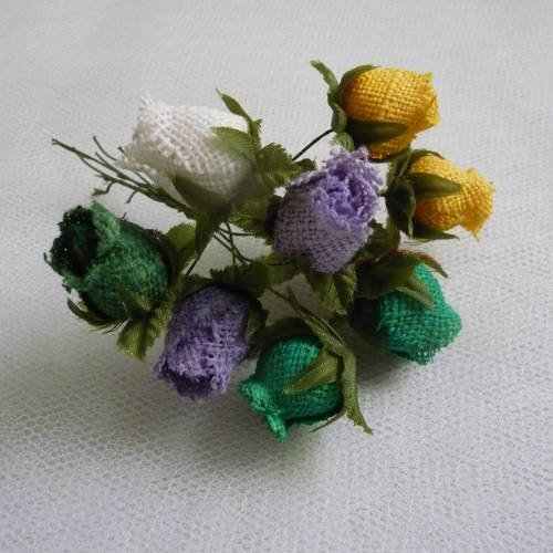 Fleurs en tissu : bouquet de 8 roses en tissu couleurs jaune, vert, mauve, blanc avec feuillage vert tendre 