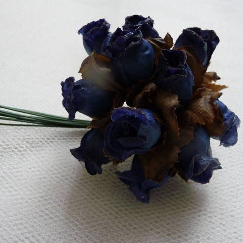Fleurs  en tissu : bouquet  de  12  roses en tissu couleur bleu fonce avec feuillage 
