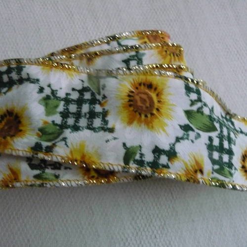 Ruban decoratif motifs fleurs blanches - bords laitonnes dores