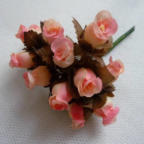 Fleurs en tissu : bouquet shabby de 12 roses en tissu bicolores rose et blanc avec feuillage 