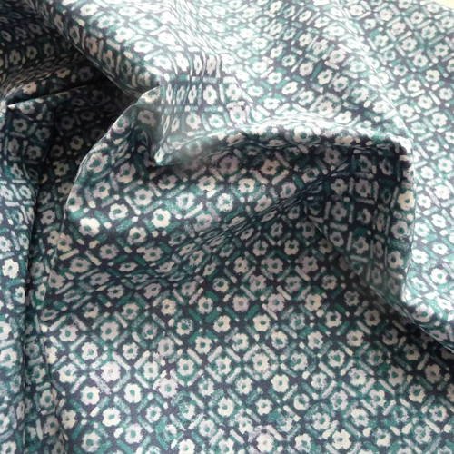Beau coupon de tissu coton  - 150 cm x 57 cm - tons bleu vert avec impression graphique blanche