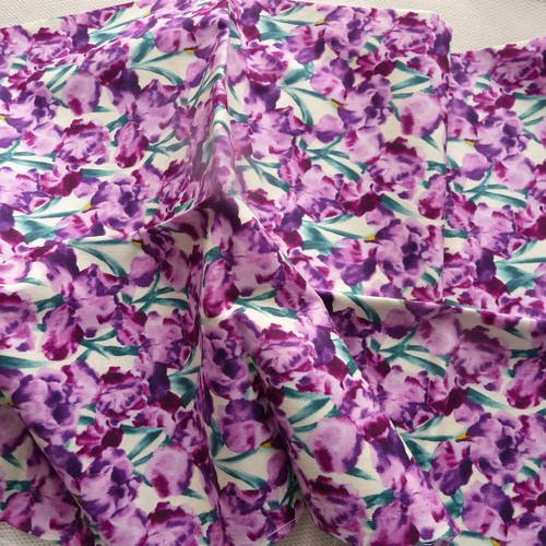 Tissu fleuri - tres joli coupon de tissu impression fleurs iris mauves 