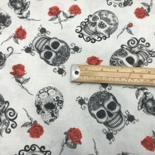 Tissu têtes de mort et roses rouges 55x75cm