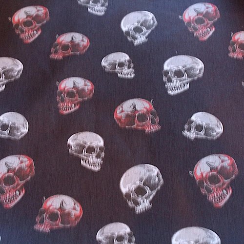 Tissu têtes de mort noir et rouge 50x70cm