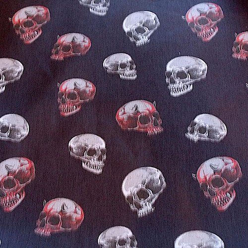 Tissu têtes de mort noir et rouge 50x70cm