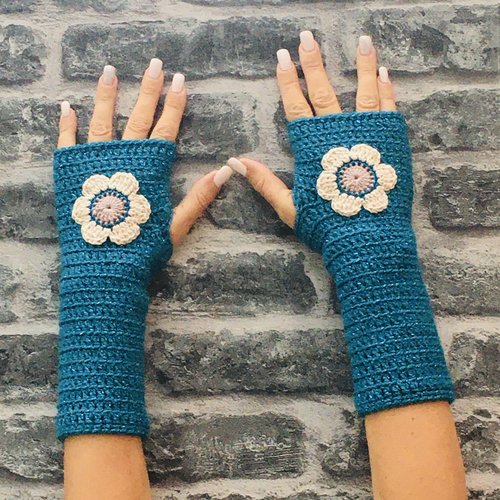 Paire de mitaines femme réalisée au crochet bleu canard argenté fleur assortie