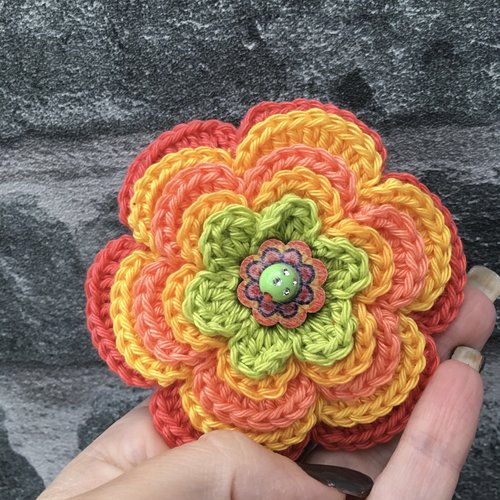 Grande broche fleur vert anis et dégradés de jaune et orange réalisée au crochet