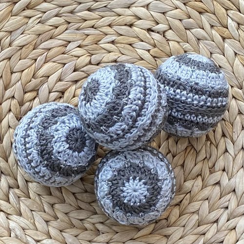 Lot de 4 boules de noël en crochet – décoration bohème, vintage et artisanale (diametre 6 cm)