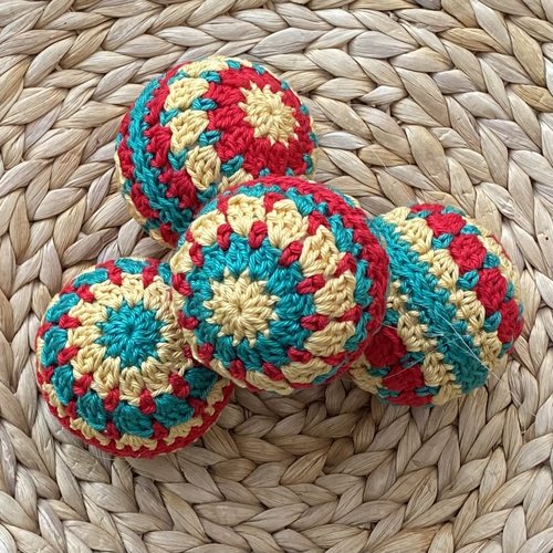 Lot de 4 boules de noël en crochet – décoration bohème, vintage et artisanale (diametre 6 cm)