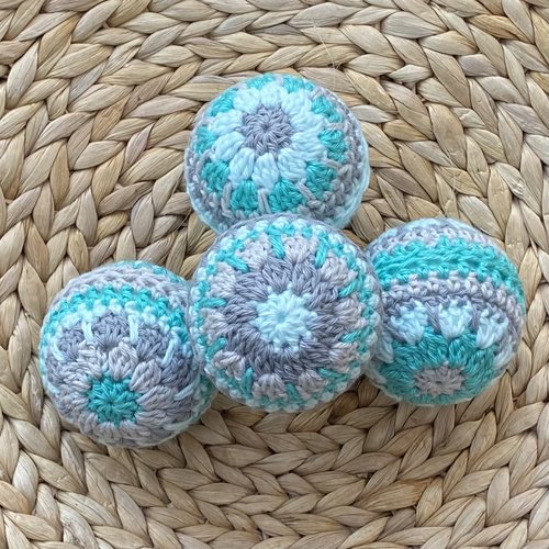 Lot de 4 boules de noël en crochet – décoration bohème, vintage et artisanale (diametre 6 cm)