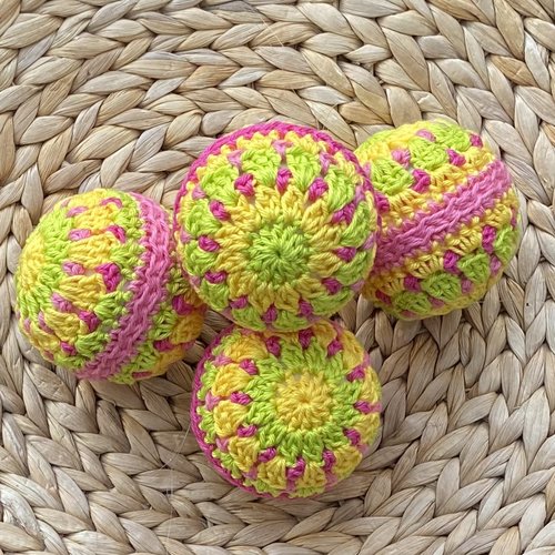 Lot de 4 boules de noël en crochet – décoration bohème, vintage et artisanale (diametre 6 cm)