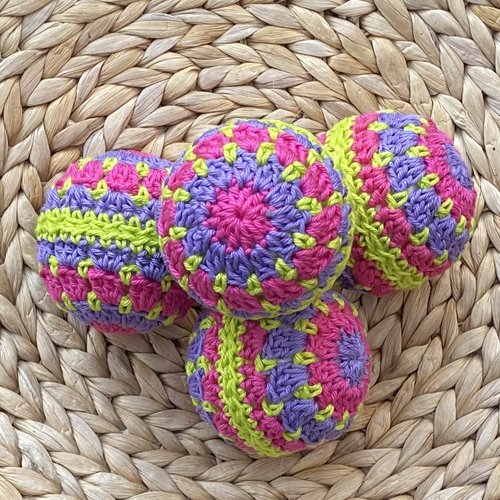 Lot de 4 boules de noël en crochet – décoration bohème, vintage et artisanale (diametre 6 cm)