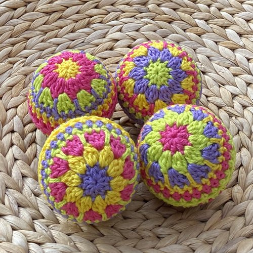 Lot de 4 boules de noël en crochet – décoration bohème, vintage et artisanale (diametre 6 cm)
