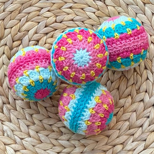 Lot de 4 boules de noël en crochet – décoration bohème, vintage et artisanale (diametre 6 cm)