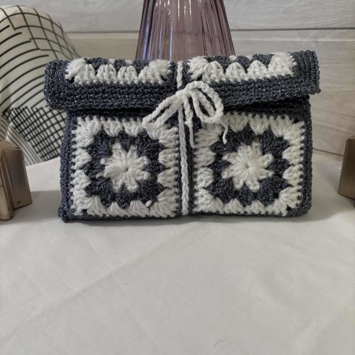 Pochette au crochet granny pour livre de poche