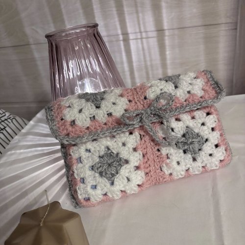 Pochette au crochet granny pour livre de poche