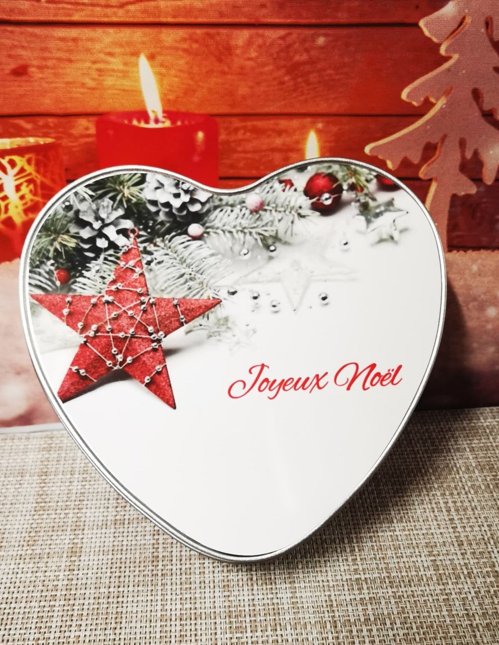 Boîte aux lettres métal de Noël remplie de bonbons et chocolats