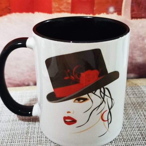 Mug bicolore noir - femme au chapeau
