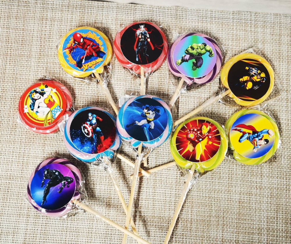 Lot de 10 badges personnalisés anniversaire ou fête - spiderman