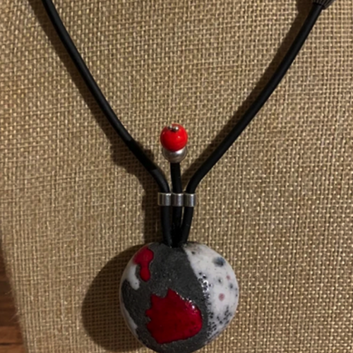 Pendentif pierre en argile noir et céramique