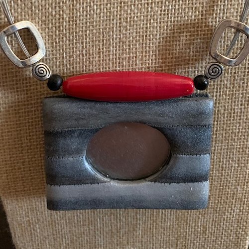 Pendentif : polymère, aluminium brossé, perle céramique