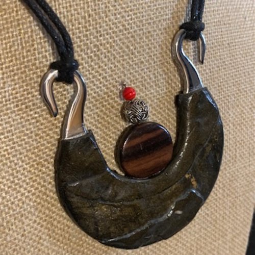 Pendentif en polymère, bois, métal - cordon en coton ciré
