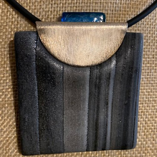 Pendentif : polymère, aluminium brossé, pâte de verre