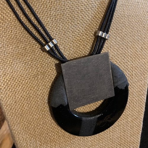 Pendentif en polymère, aluminium brossé