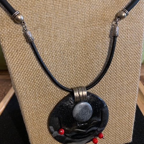 Pendentif en polymère er perle métal